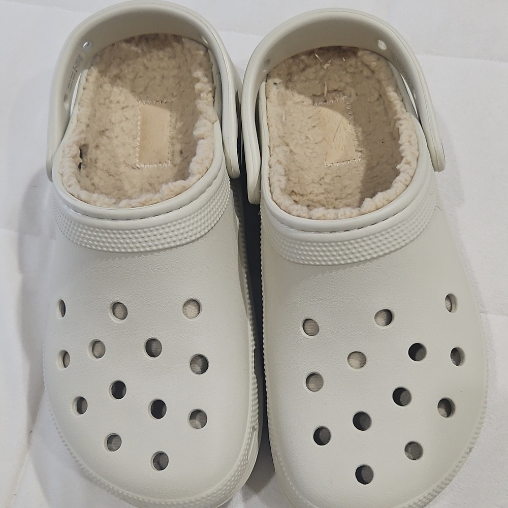 Fleece lined Crocs. New without tags size 6 - Picture 1 of 8